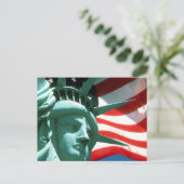 CARTE POSTALE STATUE DE LIBERTÉ AVEC DRAPEAU AMÉRICAIN (Debout devant)