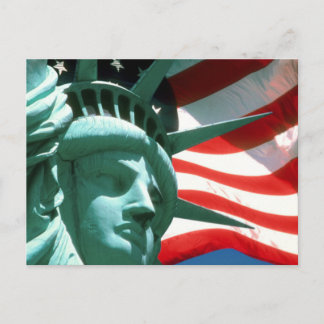 CARTE POSTALE STATUE DE LIBERTÉ AVEC DRAPEAU AMÉRICAIN