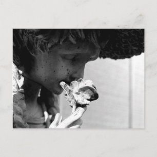 CARTE POSTALE STATUE DÉTENANT UN ROSE