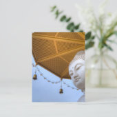 Carte Postale Statue du Bouddha dans Ciel Bleu, cloches paraplui (Debout devant)