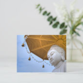 Carte Postale Statue du Bouddha dans Ciel Bleu, cloches paraplui (Debout devant)