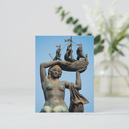 Carte Postale Statue féminine tenant un navire, Barcelone (Debout devant)
