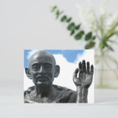Carte postale Statue Gandhi - Citation Force (Debout devant)