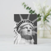 Carte Postale Statue noire et blanche de la Liberté (Debout devant)