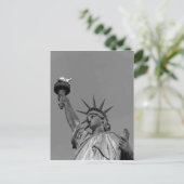 Carte Postale Statue noire et blanche de Liberty New York (Debout devant)