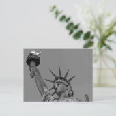 Carte Postale Statue noire et blanche de Liberty New York (Debout devant)