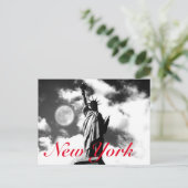 Carte Postale Statue rouge blanche noire de Liberty New York (Debout devant)