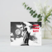 Carte Postale Statue rouge noire et blanche de Liberty New York (Debout devant)