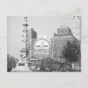 Carte Postale Statue sur American city carré B&W