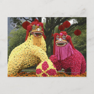 Carte Postale Statues de deux dragons recouverts de fleurs,