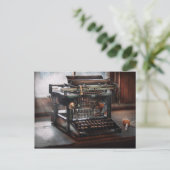 Carte Postale Steampunk - Machine à écrire - Une machine à écrir (Debout devant)