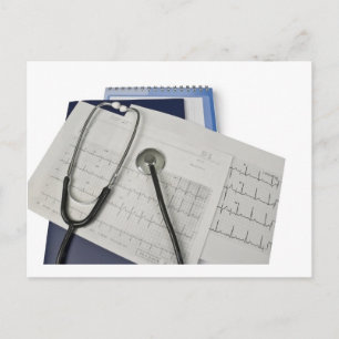 Carte Postale stéthoscope médical sur lectures de cardiogramme E