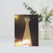 Carte Postale Stratosphère à la nuit - Las Vegas (Debout devant)