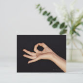 Carte Postale Studio photo de la main gestant un signe (Debout devant)