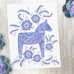 Carte postale suédoise Dala Horse bleu et blanc<br><div class="desc">Un Dala Horse suédois traditionnel design en bleu et blanc indigo frais.</div>