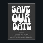 Carte Postale Super les années 70 Noir Blanc Simple Enregistrer<br><div class="desc">Donnez le ton à votre mariage avec cette carte postale retro d'inspiration Save the Date, avec une typographie super et audacieuse sur un arrière - plan noir frappant. Parfait pour les couples qui aiment le charme vintage avec un côté moderne, cette carte postale annonce votre grande journée avec style ludique....</div>
