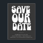 Carte Postale Super les années 70 Noir Blanc Simple Enregistrer<br><div class="desc">Donnez le ton à votre mariage avec cette carte postale retro d'inspiration Save the Date, avec une typographie super et audacieuse sur un arrière - plan noir frappant. Parfait pour les couples qui aiment le charme vintage avec un côté moderne, cette carte postale annonce votre grande journée avec style ludique....</div>