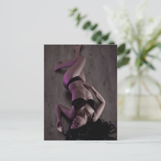 Carte Postale Superbe fille (Debout devant)