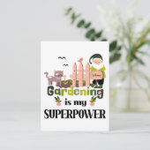 Carte Postale Superpuissance du jardin, jardinier mignon (Debout devant)