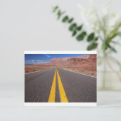CARTE POSTALE SUR LA ROUTE DE NOUVEAU (Debout devant)