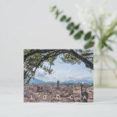 Carte postale sur les toits de Lucca (Debout devant)