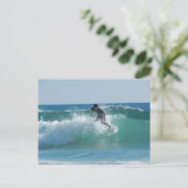 CARTE POSTALE SURFER #1 MUG (Debout devant)