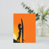 Carte Postale Surfer fille au coucher du soleil (Debout devant)