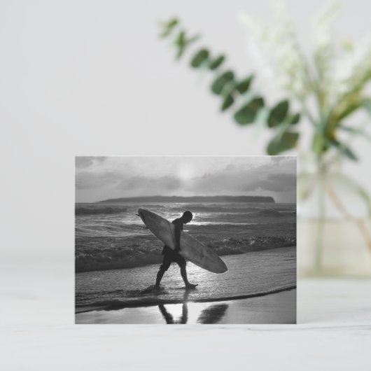 Carte Postale Surfer hawaïen se dirigeant à la maison, noir et (Debout devant)
