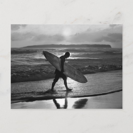 Carte Postale Surfer hawaïen se dirigeant à la maison, noir et (Devant)