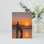 Carte Postale Surfer observant les vagues (Debout devant)