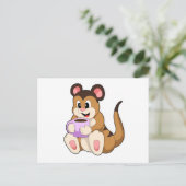 Carte Postale Suricate avec une tasse de café (Debout devant)