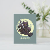 Carte Postale Surprise ! Cartoon noir Ninja Flying Kick (Debout devant)