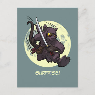 Carte Postale Surprise ! La chatte noire en kick ninja dans un d