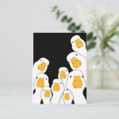 Carte Postale Surveillance inquiétante : les oies surveillent de (Debout devant)