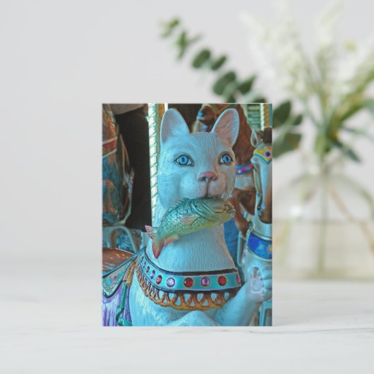 Carte Postale Sushi un chat avec un poisson sur un manège (Debout devant)