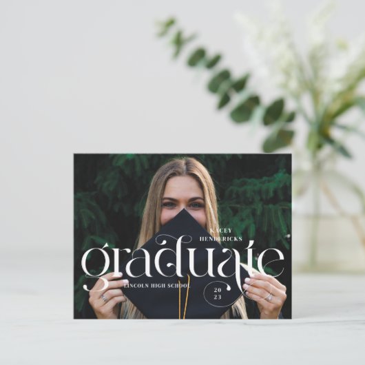 Carte Postale Swirl Serif Faire-part de graduation photo moderne (Debout devant)