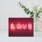 CARTE POSTALE SYMBOLE NEON 'LOVE' (Debout devant)