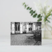 Carte Postale Table dans cour en gravier (Debout devant)