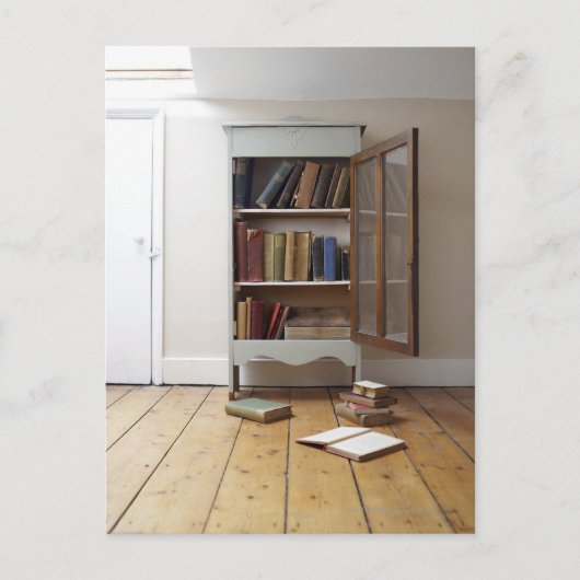 Carte Postale Table de bal remplie de livres. (Devant)