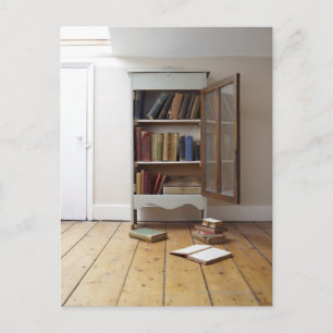 Carte Postale Table de bal remplie de livres.