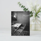 Carte Postale Table et chaises du café parisien (Debout devant)