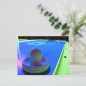 Carte Postale Table et maillot de hockey avec éclairage néon (Debout devant)