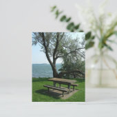 Carte Postale Tableau de pique-nique le long de Shoreline (Debout devant)