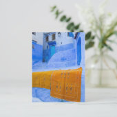 Carte Postale Tapis Drapés Sur Un Mur Bleu (Debout devant)