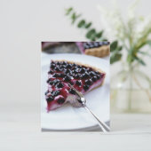 Carte Postale Tarte à bleuet à la fourche sur plaque (Debout devant)