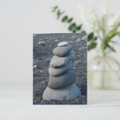 Carte Postale Tas de roches grises sur la plage (Debout devant)