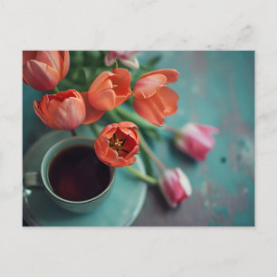 Carte Postale Tasse à café bleue entourée de tulipes colorées