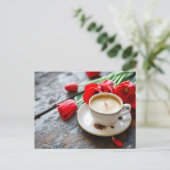 Carte Postale Tasse à café sur fond rustique avec tulipes rouges (Debout devant)