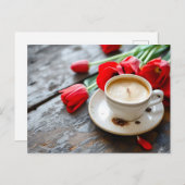 Carte Postale Tasse à café sur fond rustique avec tulipes rouges (Devant / Derrière)