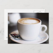 Carte Postale tasse de café latte sur la table, gros plan (Devant / Derrière)